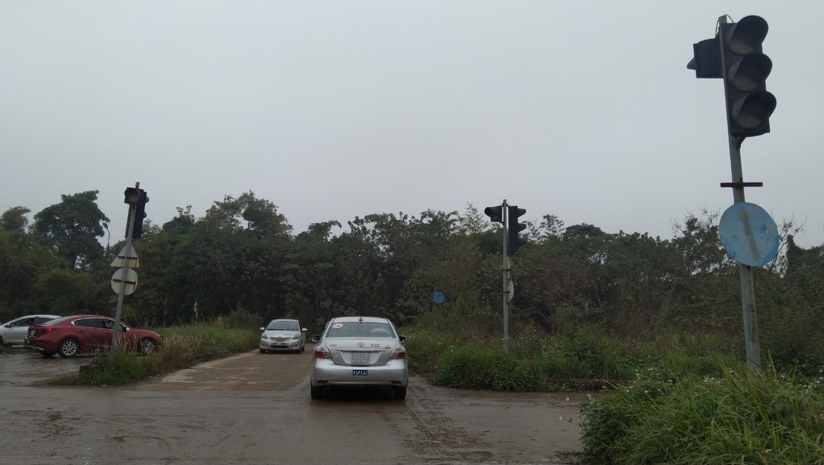 Tìm hiểu của PV, sân tập xe quy mô hoành tráng này thuộc Công ty CP Đầu tư TM Toàn Hiền. Sân tập mọc lên ngay trên khu vực hành lang thoát lũ thuộc địa bàn quận Tây Hồ (Hà Nội) từ nhiều năm nay.