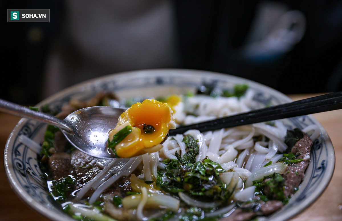 Một điểm đặc biệt khác là quán Black Chef không có chanh, ớt vì anh Thương muốn thực khách thưởng thức hương vị đúng nghĩa nhất. Tuy vậy, khi có khách quen mua cả kg chanh, ớt gửi vào quán để ăn dần, anh vẫn vui vẻ đồng ý.