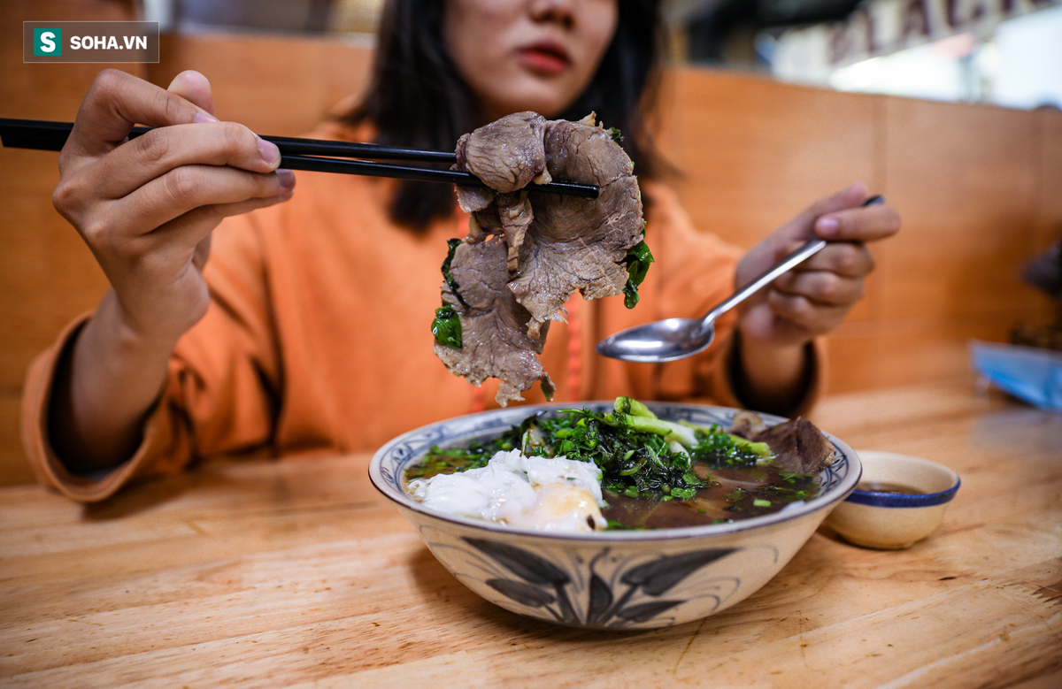 Đợt dịch Covid-19 vừa qua, anh Thương đã phải đóng cửa hơn 3-4 tháng, nên hiện tại lượng khách ghé thăm không được nhiều như trước. Gia Hân (23 tuổi) - vị khách vì tò mò mà trải nghiệm món "phở lửa" chia sẻ: “Món ăn gây ấn tượng với tôi không chỉ ở cách chế biến mà còn ở hương vị. Với mức giá 120.000 đồng/tô, nguyên liệu được sử dụng đều rất chất lượng nhưng tôi nghĩ nó chỉ phù hợp với những người muốn trải nghiệm sự mới lạ trong ẩm thực”.