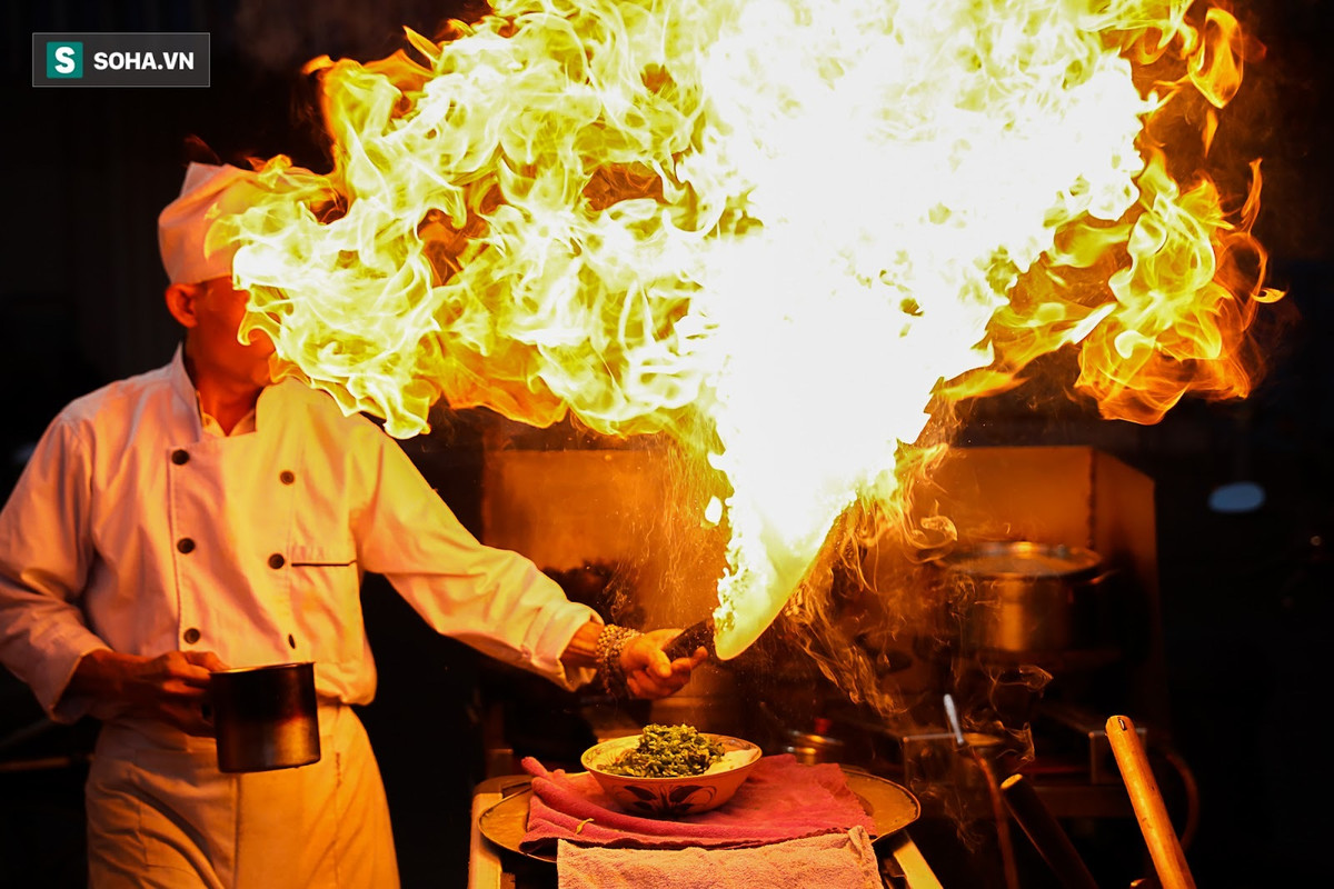 Lúc đầu, bạn bè đầu bếp khuyên anh bỏ món này vì "trông kỳ quá", còn có khách hàng thì cho rằng món này copy của Nhật Bản. Nhưng sau vài tháng, nhiều khách hàng ủng hộ và thích thú khi được chứng kiến anh biểu diễn "kungfu phở lửa".