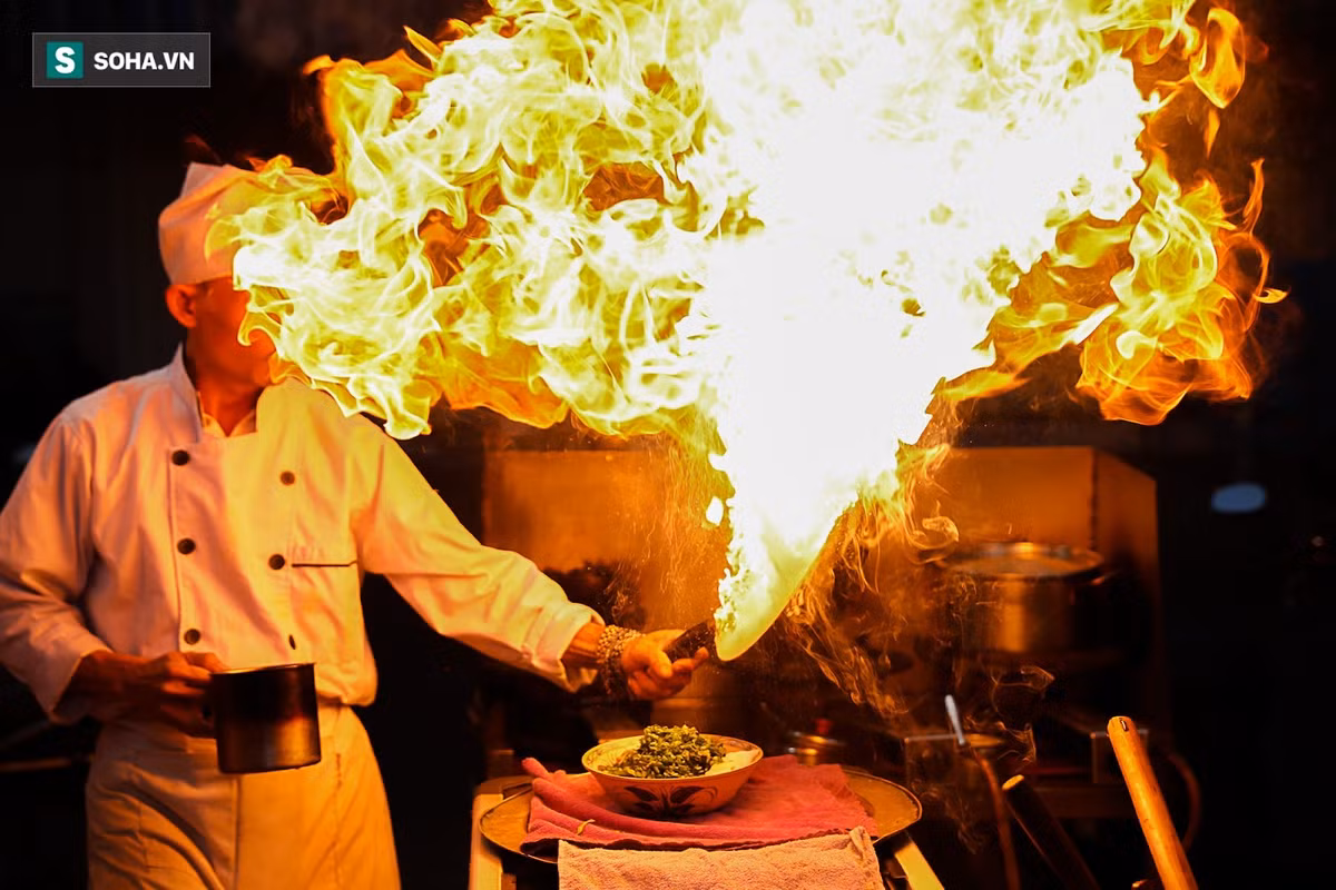 Lúc đầu, bạn bè đầu bếp khuyên anh bỏ món này vì "trông kỳ quá", còn có khách hàng thì cho rằng món này copy của Nhật Bản. Nhưng sau vài tháng, nhiều khách hàng ủng hộ và thích thú khi được chứng kiến anh biểu diễn "kungfu phở lửa".