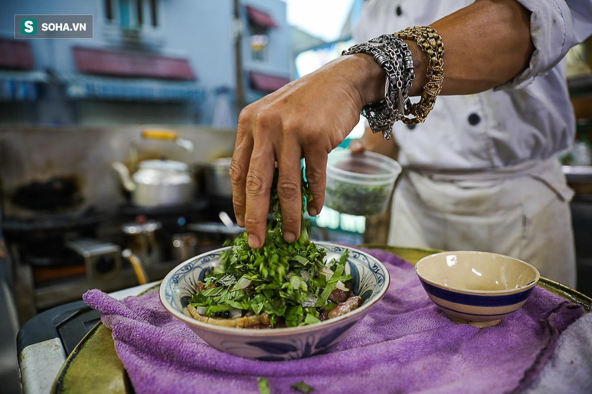 Phần rau mùi được anh Thương cho khá nhiều để tạo mùi thơm.“Bí quyết của món "phở lửa" này là đầu bếp cho một lớp dầu đặc biệt lên phần sợi phở có rau mùi xắt nhuyễn. Khi đưa ngọn lửa đến thì chảo phở bùng lửa lên dữ dội quanh sợi rau mùi. Nhờ đó, tô mì lan tỏa được mùi thơm lạ mà không nơi nào có được”, anh nói. 