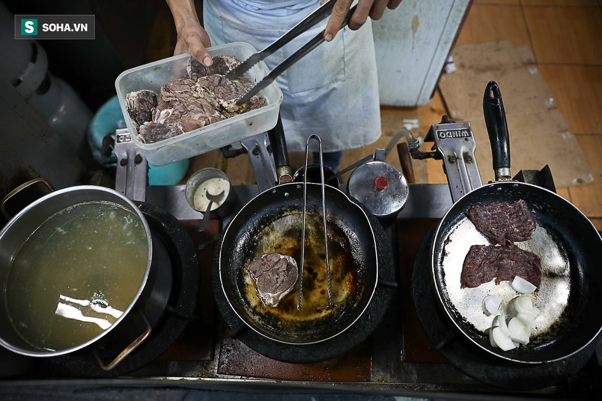 Tô "phở lửa" của anh Thương gồm phần nước lèo được hầm qua hai giai đoạn, lấy nhiều tinh chất từ thịt lợn, gà và cá để tạo vị ngọt.