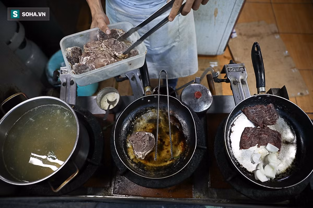 Tô "phở lửa" của anh Thương gồm phần nước lèo được hầm qua hai giai đoạn, lấy nhiều tinh chất từ thịt lợn, gà và cá để tạo vị ngọt.