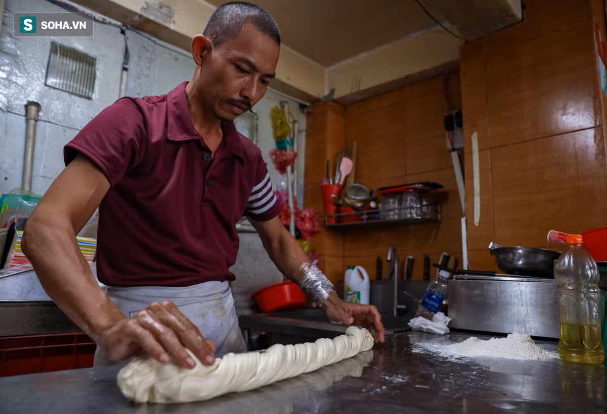 Ngoài ra, quán cũng phục vụ cả món mì lửa. Điểm đặc biệt ở tô "mì lửa" chính là những sợi mì được anh tự làm bằng tay.