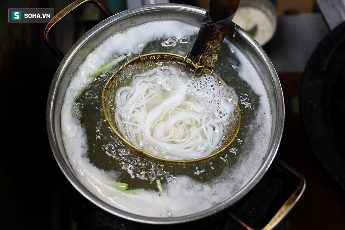 Phần trứng, sợi phở và đầu hành được anh chần sơ qua nước. Đặc biệt, những lát thịt bắp bò được anh xào qua với hành tây và tiêu hạt. Khi đó, phần thịt không những đảm bảo được độ mềm mà còn hòa quyện chung với vị cay nồng của tiêu, cháy xém của hành tây, tạo nên hương vị ngon khó cưỡng.