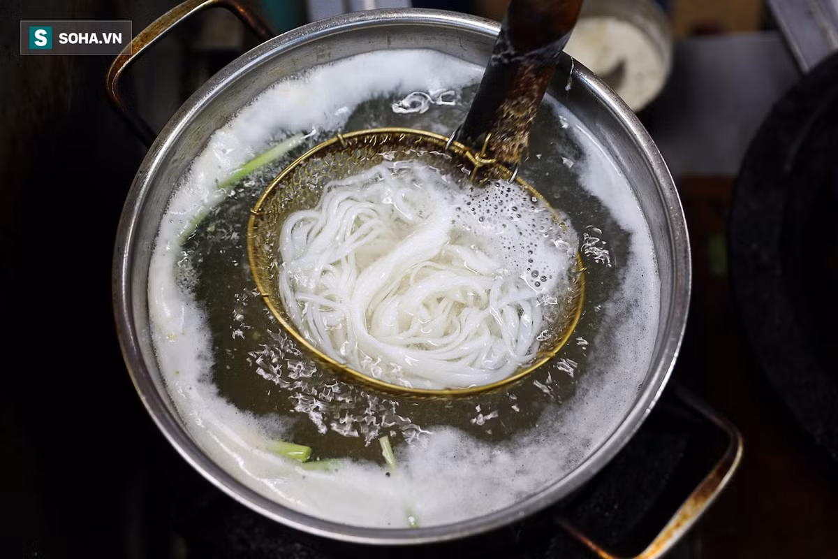 Phần trứng, sợi phở và đầu hành được anh chần sơ qua nước. Đặc biệt, những lát thịt bắp bò được anh xào qua với hành tây và tiêu hạt. Khi đó, phần thịt không những đảm bảo được độ mềm mà còn hòa quyện chung với vị cay nồng của tiêu, cháy xém của hành tây, tạo nên hương vị ngon khó cưỡng.