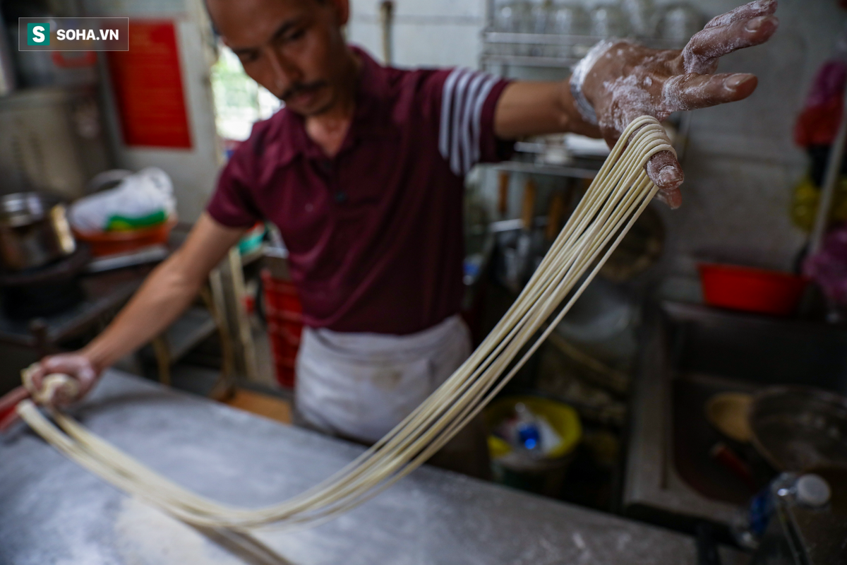 Sợi mì được phục vụ tại Black Chef khác với những loại mì như mì Ý, mì Hoa. Vì là sợi mì do bản thân mình tạo ra nên anh dễ dàng hô biến nhiều loại hình thù khác nhau: sợi dẹt, sợi tròn, sợi tam giác...