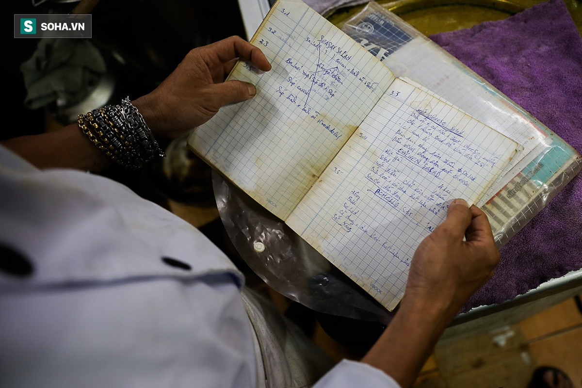 Cầm trên tay cuốn sổ đã theo chân kể từ khi bắt đầu sự nghiệp bếp núc, anh Thương chia sẻ: “Tôi đã rất khắt khe với chính bản thân mình và chính nghề nghiệp này trong suốt 20 năm qua. Với tôi, một bát phở ngon cần có thời gian chế biến. Vì vậy, nếu khách giục quá thì tôi cũng không bán được. Lâu dần, nhiều khách quen sẵn sàng chờ 30-40 phút để được ăn phở lửa”.