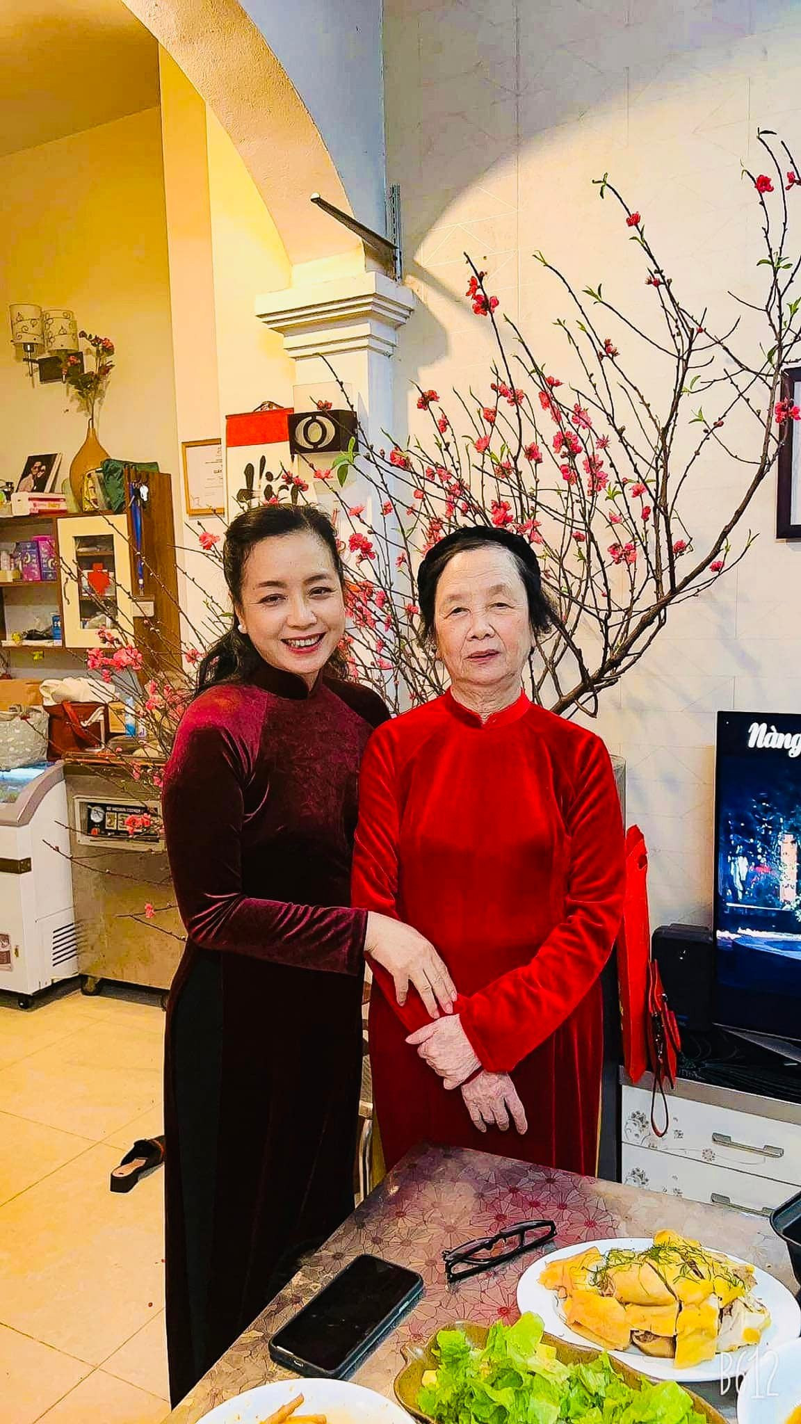 Con trai và bố mẹ đến chơi nhà mới của NSND Công Lý ngày Tết - Hình 5 Con trai va bo me den choi nha moi cua NSND Cong Ly ngay Tet-Hinh-5