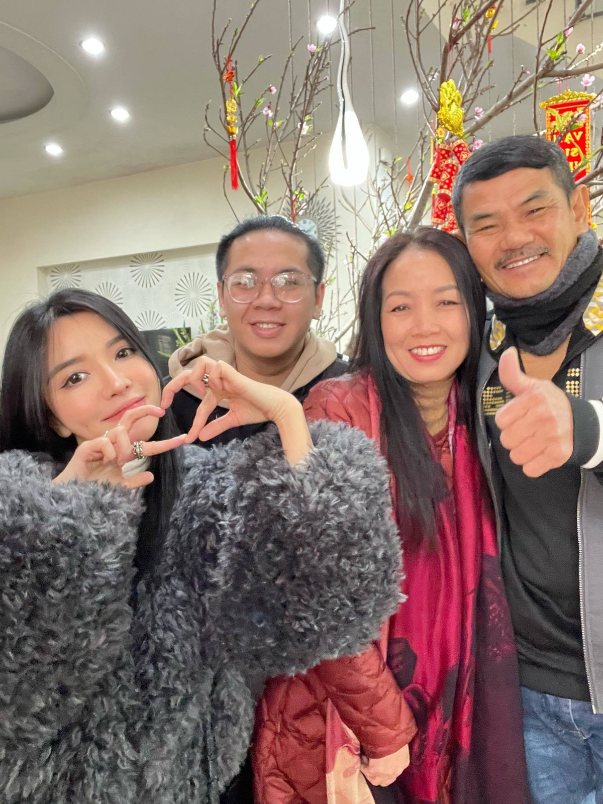 Con trai và bố mẹ đến chơi nhà mới của NSND Công Lý ngày Tết - Hình 6 Con trai va bo me den choi nha moi cua NSND Cong Ly ngay Tet-Hinh-6