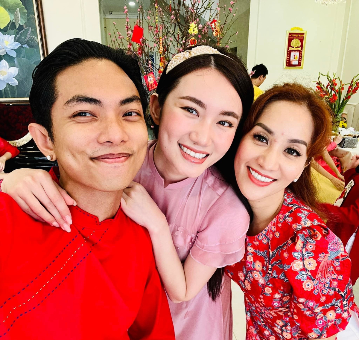 Con trai và bố mẹ đến chơi nhà mới của NSND Công Lý ngày Tết - Hình 4 Con trai va bo me den choi nha moi cua NSND Cong Ly ngay Tet-Hinh-4