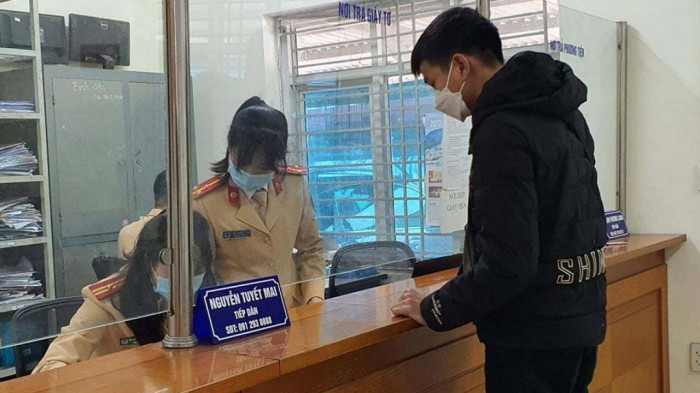 Bước 8: C08 phản hồi lại thông tin người vi phạm đã hoàn thành việc nộp tiền phạt, đăng ký địa chỉ để nhận lại giấy tờ do cơ quan cảnh sát giao thông đang tạm giữ sau khi đã chấp hành xong quyết định xử phạt về các điểm xử lý vi phạm của Công an địa phương.