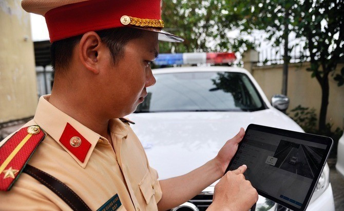 Bước 2: Các nội dung được trích xuất từ quyết định xử phạt đưa lên Cổng DVCQG bao gồm: số quyết định xử phạt VPHC; tên cơ quan ra quyết định xử phạt; thông tin của người vi phạm (họ tên, số giấy phép lái xe, số điện thoại do người vi phạm cung cấp, số tiền nộp phạt); Kho bạc (ngân hàng) thu tiền xử phạt; hành vi vi phạm; thời gian vi phạm; địa điểm vi phạm; hình thức xử phạt bổ sung (thời gian tước quyền sử dụng giấy phép lái xe).