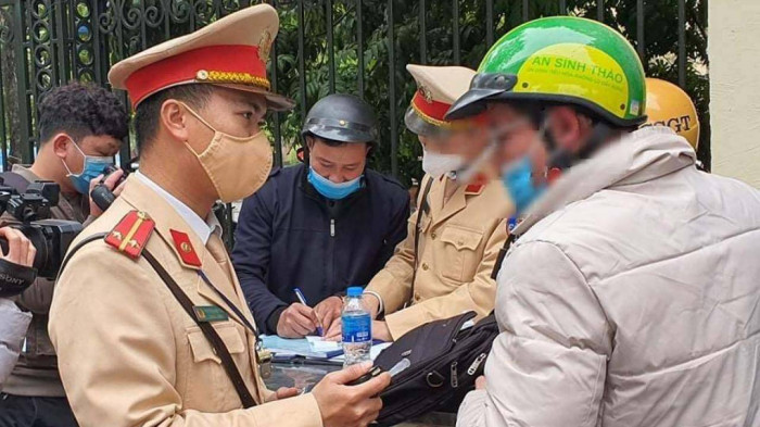 Bước 5: Bưu điện sẽ kết nối với Cổng DVCQG để thực hiện việc chuyển phát giấy tờ do cơ quan CSGT đang tạm giữ về địa chỉ người vi phạm đăng ký để nhận tại nhà sau khi đã chấp hành xong quyết định xử phạt.