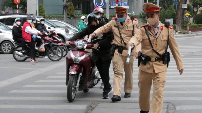 Về trình tự nộp phạt trực tuyến qua mạng, PC08 Hà Nội cho biết có 9 bước, bao gồm: Bước 1: CSGT nhập biên bản vi phạm hành chính (VPHC) vào hệ thống phần mềm xử lý vi phạm, hệ thống sẽ tự động ra quyết định xử phạt VPHC, số quyết định này thực hiện theo quy định của Chính phủ và sẽ là số duy nhất để người vi phạm có thể truy cập, tra cứu thông tin vi phạm của mình. 