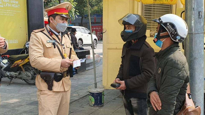 Bước 7: Cổng DVCQG phản hồi lại thông tin người vi phạm đã hoàn thành việc nộp tiền phạt, đăng ký địa chỉ để nhận lại giấy tờ tại nhà do cơ quan CSGT đang tạm giữ sau khi đã chấp hành xong quyết định xử phạt về Cục CSGT (C08).