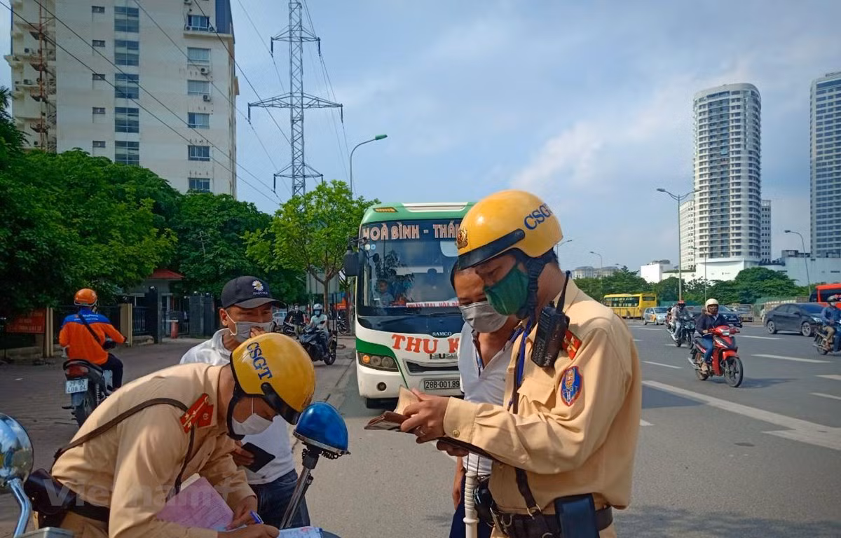 Đại tá Dương Đức Hải, Trưởng Phòng CSGT, Công an thành phố Hà Nội (PC08) cho biết, CSGT sẽ lập và nhập biên bản VPHC vào hệ thống phần mềm xử lý vi phạm trên Cổng DVCQG, sau đó hệ thống sẽ tự động ra quyết định xử phạt VPHC, gửi số quyết định đến cho người vi phạm qua số điện thoại đăng ký. Từ số (mã) quyết định vi phạm này, người vi phạm có thể vào hệ thống tra cứu thông tin, tiến hành nộp phạt trực tuyến tại nhà.