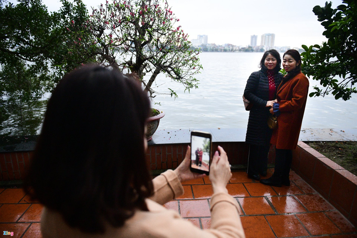 Sau khi lễ bái, nhiều người nán lại chụp ảnh, du xuân. Đây là một trong những điểm đến tâm linh có phong cảnh đẹp ở Hà Nội. 