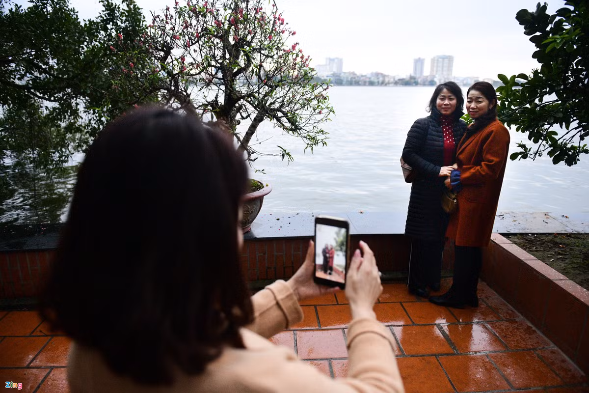 Sau khi lễ bái, nhiều người nán lại chụp ảnh, du xuân. Đây là một trong những điểm đến tâm linh có phong cảnh đẹp ở Hà Nội. 