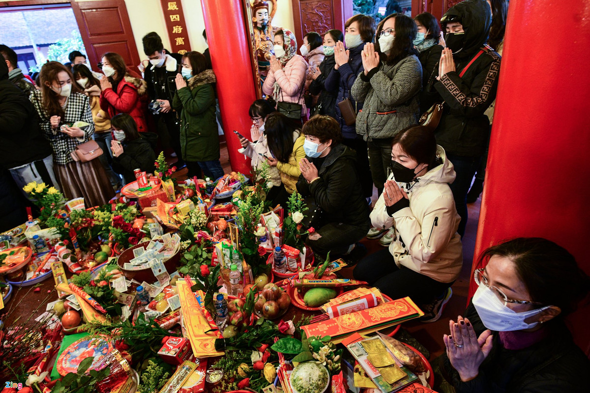 Bên trong phủ, các mâm lễ được bày biện. Người dân thay nhau khấn vái dịp đầu năm.