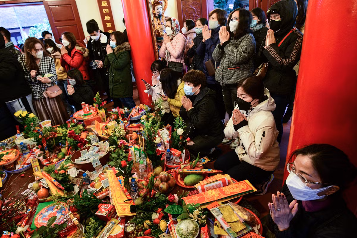 Bên trong phủ, các mâm lễ được bày biện. Người dân thay nhau khấn vái dịp đầu năm.