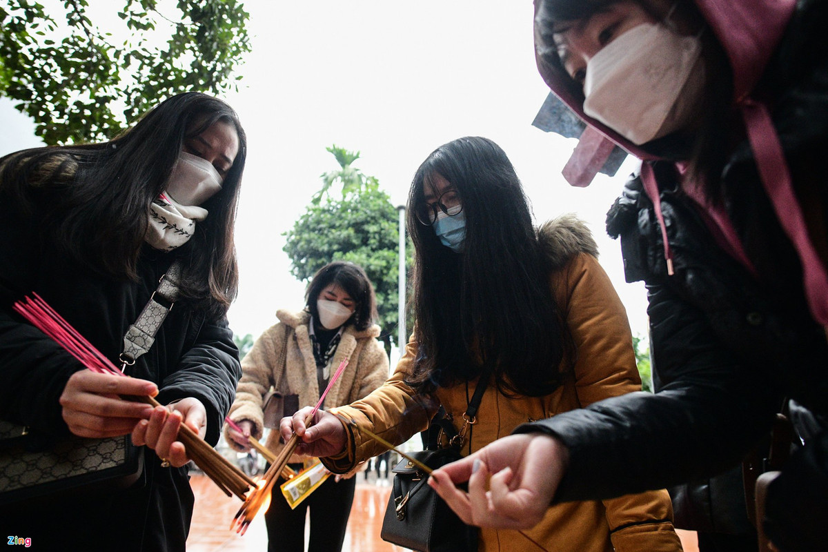 Châm và Ngọc (áo vàng) tới phủ Tây Hồ để dâng hương đầu năm. "Mình chỉ mới quay lại Hà Nội sau kỳ nghỉ Tết. Phủ Tây Hồ là nơi đầu tiên mình đi lễ. Nghe nói ở đây linh thiêng nên mình tới để xin công danh, sự nghiệp", Ngọc nói.