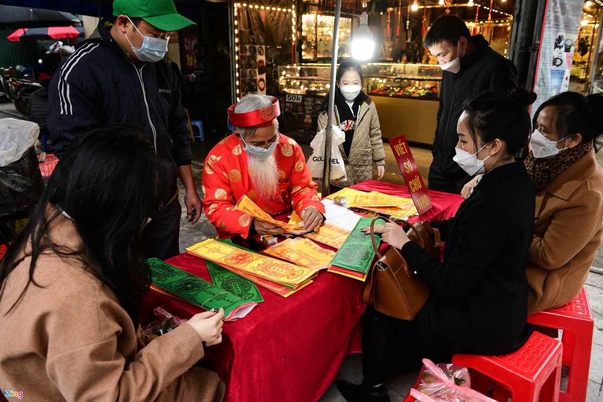 Các bàn viết sớ phía ngoài cổng đều đông khách. Nội dung sớ dâng hầu hết là xin sức khỏe, tài lộc cho năm mới.