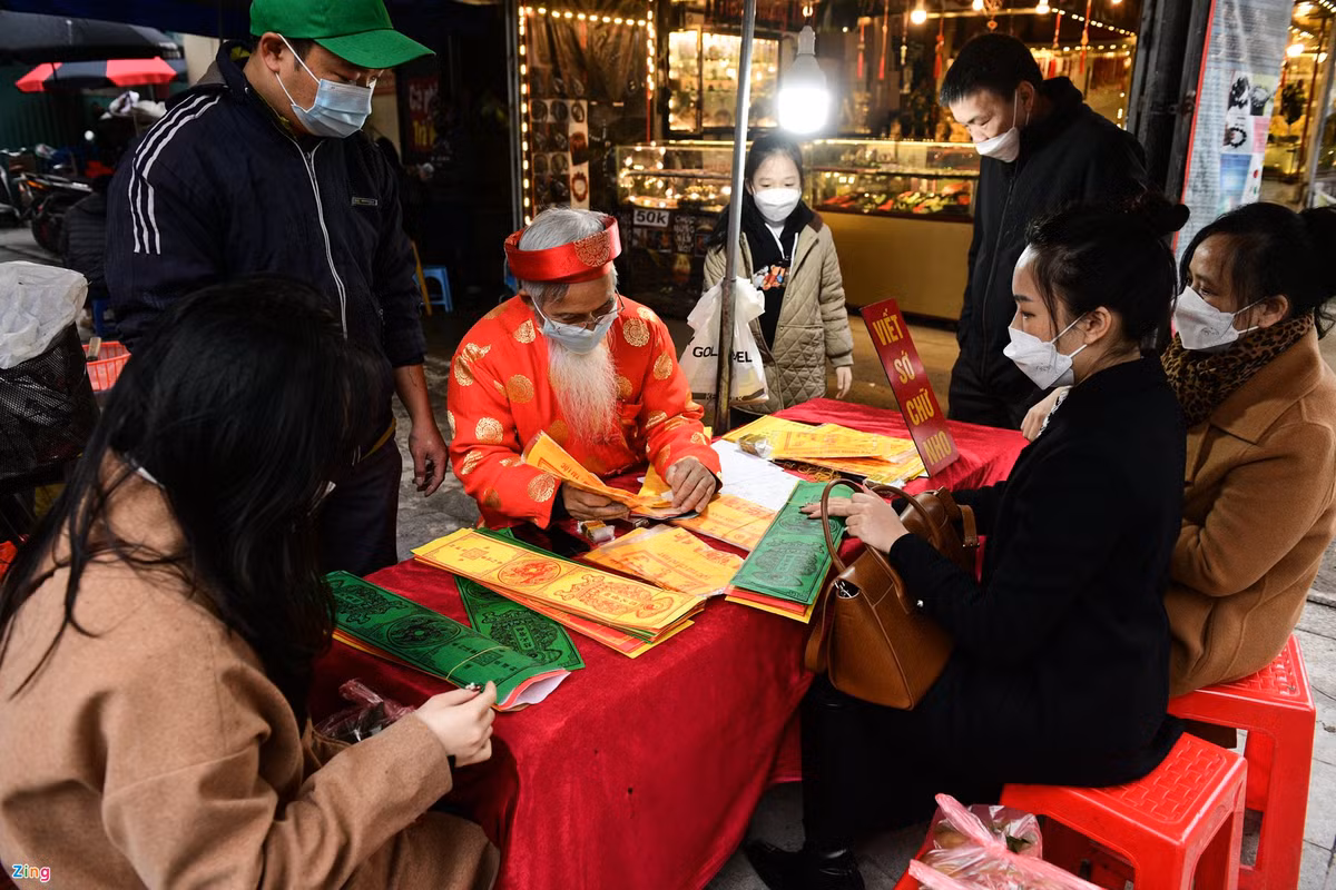 Các bàn viết sớ phía ngoài cổng đều đông khách. Nội dung sớ dâng hầu hết là xin sức khỏe, tài lộc cho năm mới.