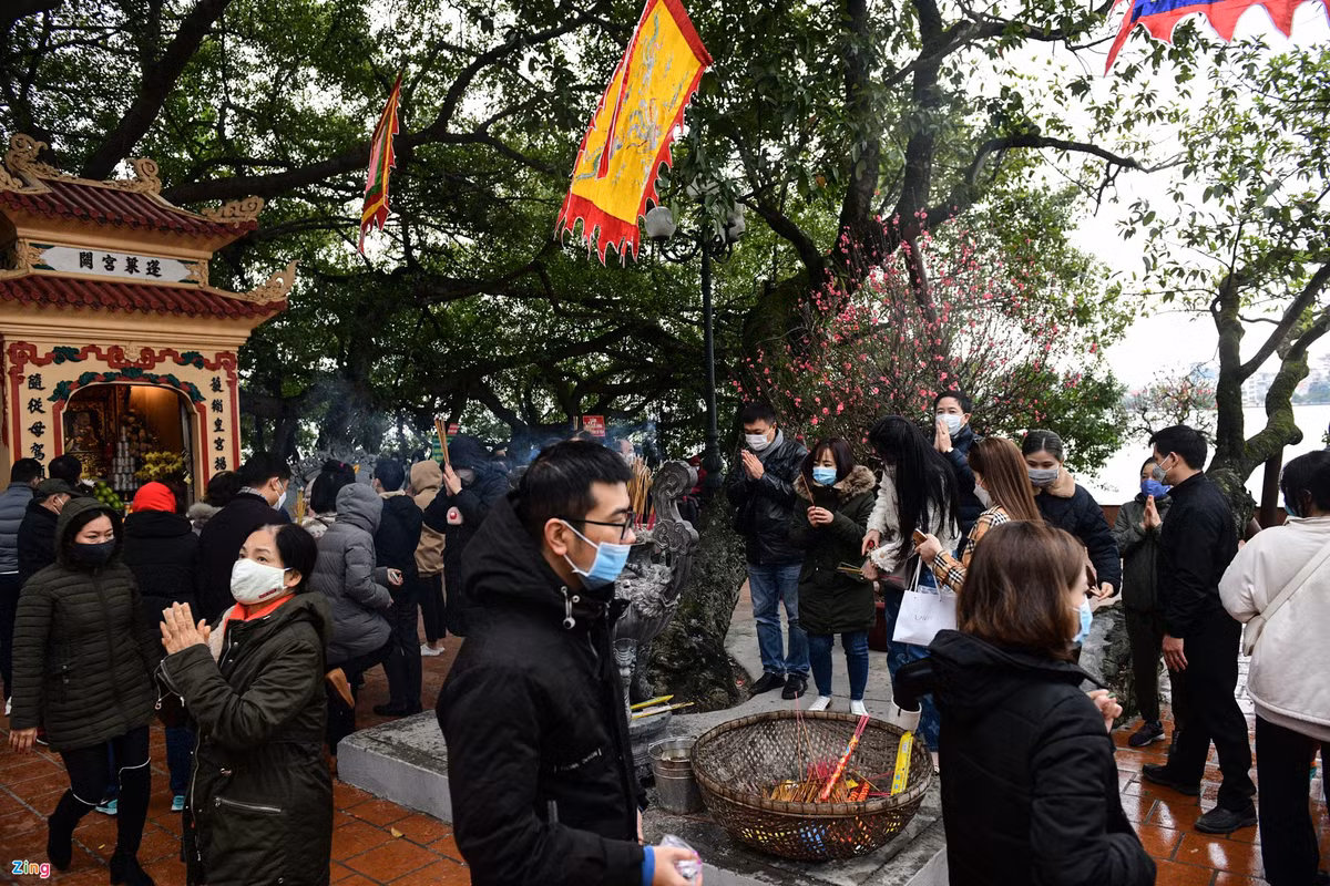 Chiều 13/2 (13 tháng Giêng), sân phủ Tây Hồ ở quận Tây Hồ chật kín người đi lễ đầu năm.