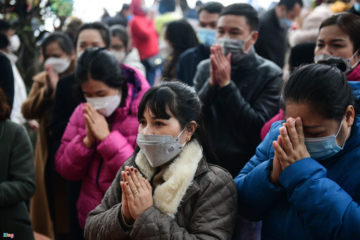 Ban khấn lễ ngoài trời cũng đông nghịt. Khu vực sân phủ không quá lớn nhưng người dân xếp hàng nên không xảy ra tình trạng chen lấn, xô đẩy.