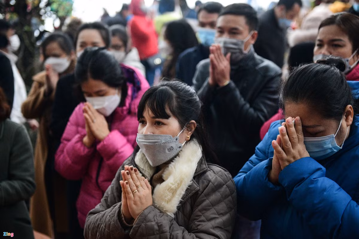 Ban khấn lễ ngoài trời cũng đông nghịt. Khu vực sân phủ không quá lớn nhưng người dân xếp hàng nên không xảy ra tình trạng chen lấn, xô đẩy.