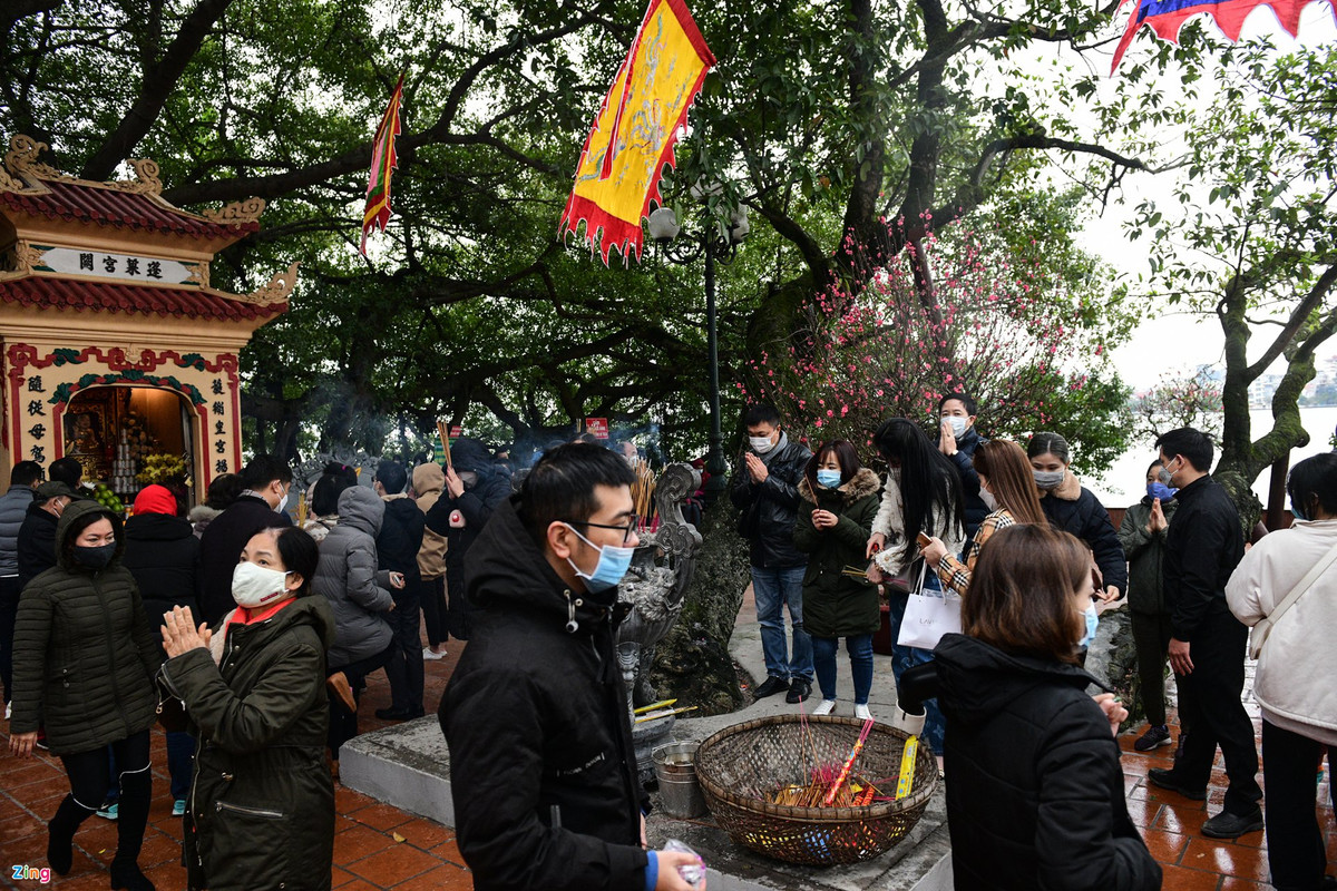 Chiều 13/2 (13 tháng Giêng), sân phủ Tây Hồ ở quận Tây Hồ chật kín người đi lễ đầu năm.