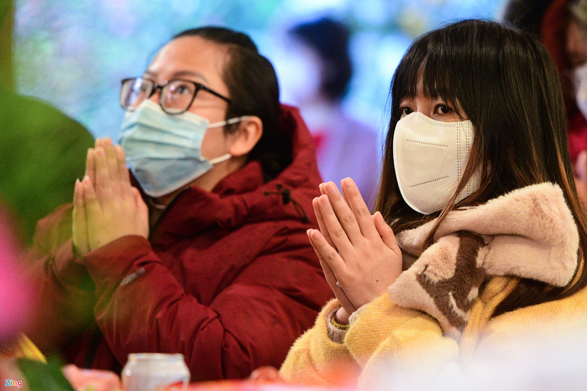 Chị Kim Thoa (ở quận Hà Đông, Hà Nội) dành cả buổi chiều để đi lễ phủ. "Nhà tôi ở xa nên được ngày chủ nhật, lại gần rằm, tôi tranh thủ đi một lượt, từ chùa Quán Thánh, Trấn Quốc, phủ Tây Hồ... Đây là nơi đông nhất, chắc do nhằm ngày nghỉ", chị Thoa nói.