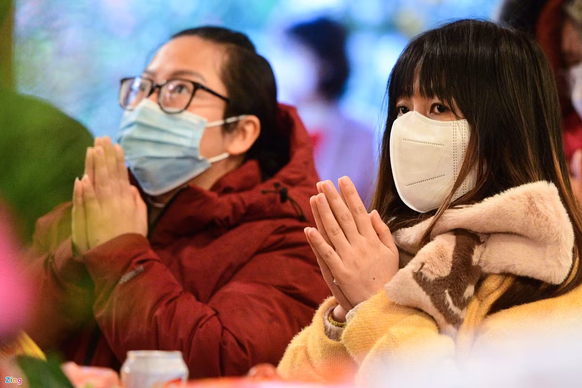 Chị Kim Thoa (ở quận Hà Đông, Hà Nội) dành cả buổi chiều để đi lễ phủ. "Nhà tôi ở xa nên được ngày chủ nhật, lại gần rằm, tôi tranh thủ đi một lượt, từ chùa Quán Thánh, Trấn Quốc, phủ Tây Hồ... Đây là nơi đông nhất, chắc do nhằm ngày nghỉ", chị Thoa nói.