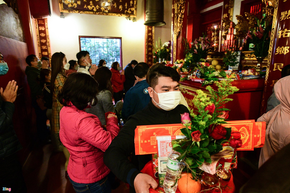 Mâm lễ tại phủ Tây Hồ đa dạng, gồm xôi, gà, hoa quả... Người tới lễ có thể đi theo nhóm hoặc cùng gia đình.