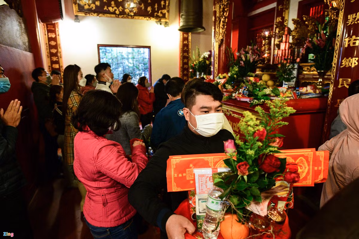 Mâm lễ tại phủ Tây Hồ đa dạng, gồm xôi, gà, hoa quả... Người tới lễ có thể đi theo nhóm hoặc cùng gia đình.