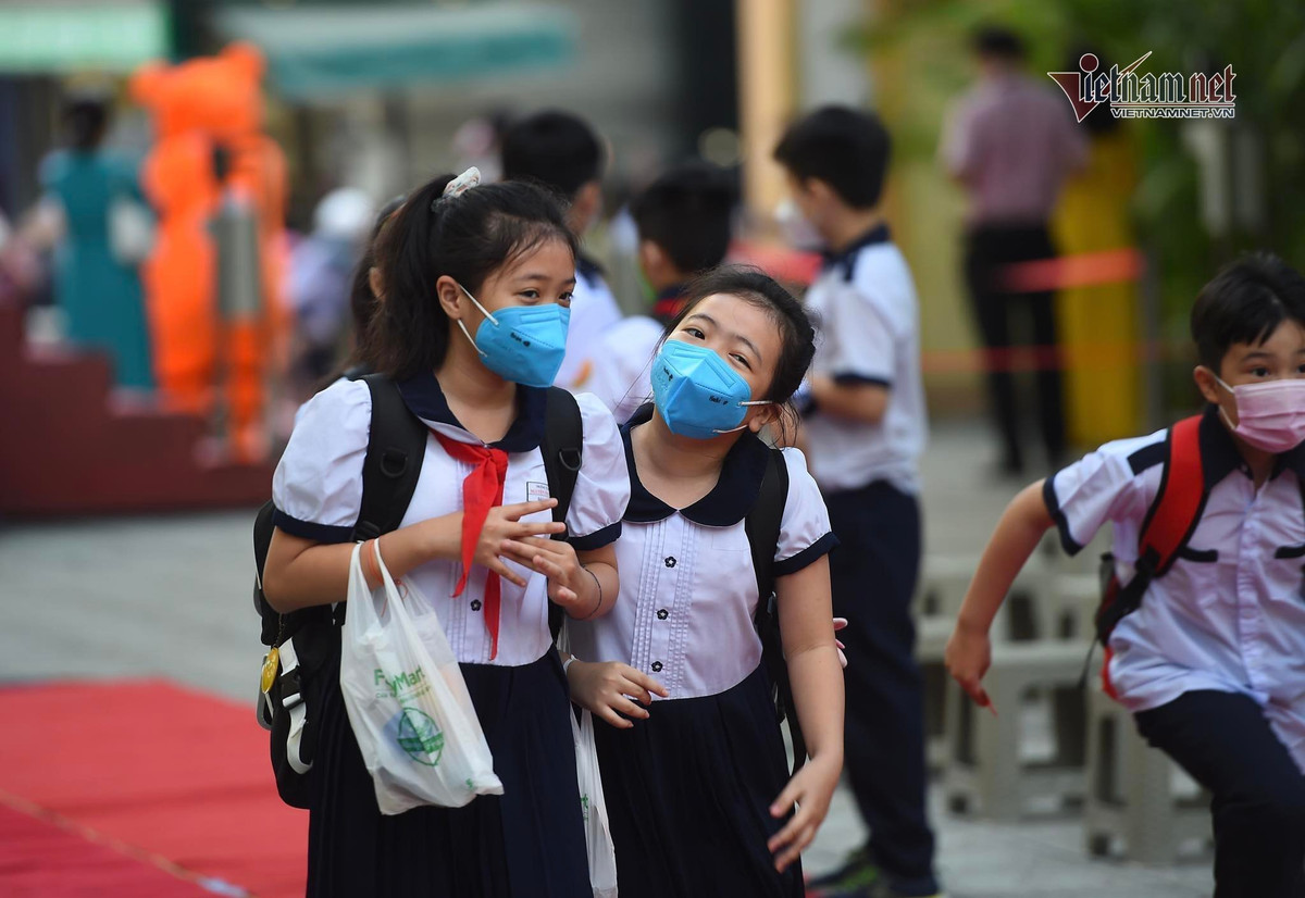 Trong khi đó, chị Lê Thanh Quỳnh (quận 10) cho biết mới được “vui một nửa”. Chị cho biết nhà có hai bé ở lứa tuổi mầm non, một bé 4 tuổi năm nay học lớp mầm, một bé hơn 2 tuổi vẫn ở lớp nhà trẻ. Từ đầu tuần, khi các cô giáo lấy khảo sát về việc phụ huynh có đồng ý cho con đi học lại vào ngày 14/2 hay không, tất cả phụ huynh cả hai lớp con chị học đều đánh dấu “đồng ý”.