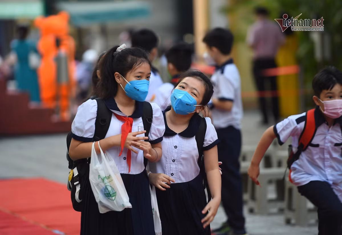 Trong khi đó, chị Lê Thanh Quỳnh (quận 10) cho biết mới được “vui một nửa”. Chị cho biết nhà có hai bé ở lứa tuổi mầm non, một bé 4 tuổi năm nay học lớp mầm, một bé hơn 2 tuổi vẫn ở lớp nhà trẻ. Từ đầu tuần, khi các cô giáo lấy khảo sát về việc phụ huynh có đồng ý cho con đi học lại vào ngày 14/2 hay không, tất cả phụ huynh cả hai lớp con chị học đều đánh dấu “đồng ý”.