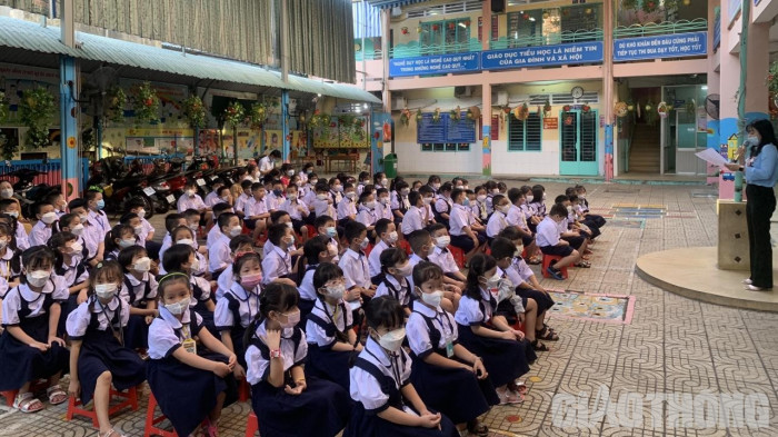 Tại trường tiểu học Trần Quang Khải, nhiều phụ huynh đã đưa con tới trường từ rất sớm.