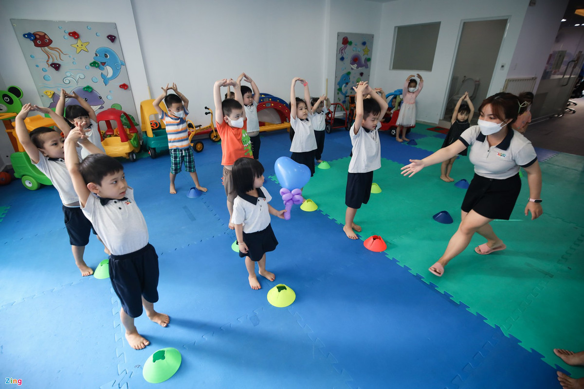 Trong buổi học đầu tiên, giáo viên hướng dẫn các bé cách đeo khẩu trang đúng cách và rửa tay sát khuẩn. "Các con có biết tại sao chúng mình phải nghỉ học không? Do virus ạ, do COVID-19 ạ, cô ơi do dịch bệnh ạ,...", các bé vui vẻ với bài học.