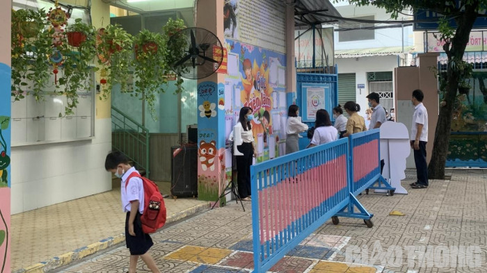 Các em khối lớp 1, ngày đầu tiên tới trường còn rất nhiều bỡ ngỡ. Các em ăn sáng tại trường và nghe cô giáo chủ nhiệm hướng dẫn làm quen với môi trường mới cũng như công tác phòng, chống dịch.