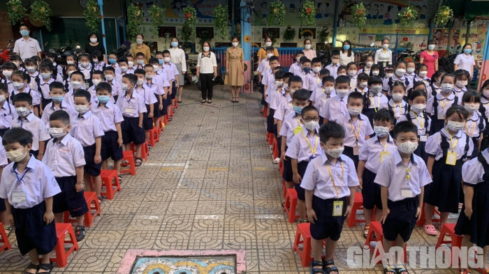 Cô và trò trường tiểu học Trần Quang Khải, quận Gò Vấp trong buổi chào cờ ngày thứ hai sáng nay.