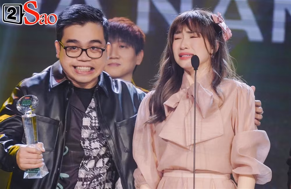 Hòa Minzy chiếm spotlight vì khóc vẫn quá đẹp trong MV Đức Phúc - Hình 6 Hoa Minzy chiem spotlight vi khoc van qua dep trong MV Duc Phuc-Hinh-6