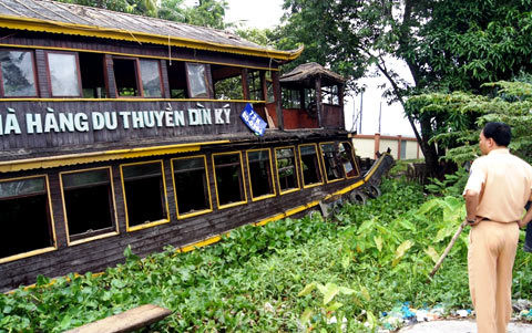 Ngày 20/5/2011, tàu 2 tầng của khu du lịch Dìn Ký, chi nhánh cầu Ngang chở theo hàng chục du khách ăn uống, di chuyển chậm trên sông Sài Gòn thì bất ngờ trời mưa to kèm gió lớn. Khi đang khởi hành về bến cách bờ chừng 100m tàu bất ngờ chao đảo, lật ngang khiến 16 người tử vong, 4 người may mắn bơi được vào bờ sống sót.