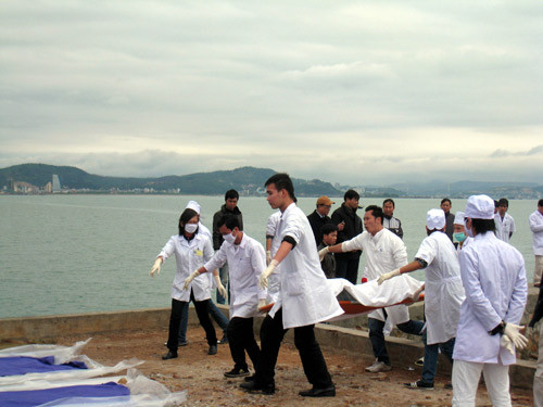 Trong số 27 người đó, có 19 du khách nước ngoài đến từ 11 quốc gia, 2 du khách người Việt Nam và 6 thuyền viên trên tàu. 10 du khách nước ngoài và 2 du khách người Việt thiệt mạng, 15 người còn lại được cứu sống. Sau sự cố trên, TAND tỉnh Quảng Ninh đã xử phạt thuyền trưởng 10 năm tù và máy trưởng 8 năm tù về tội "Vi phạm quy định về điều khiển phương tiện giao thông đường thủy".