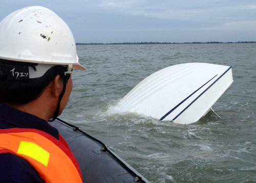 Vụ tai nạn khiến 30 người trên tàu trôi dạt trên biển trong nhiều giờ đồng hồ. Vụ lật ca nô thảm khốc ấy đã cướp đi sinh mạng của 9 người, lực lượng cứu hộ cứu nạn chỉ cứu sống được 21 người trong đó có 2 người nước ngoài.