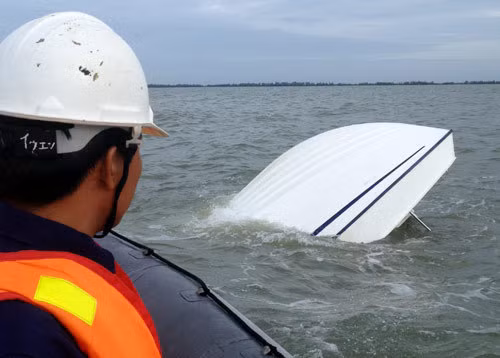 Vụ tai nạn khiến 30 người trên tàu trôi dạt trên biển trong nhiều giờ đồng hồ. Vụ lật ca nô thảm khốc ấy đã cướp đi sinh mạng của 9 người, lực lượng cứu hộ cứu nạn chỉ cứu sống được 21 người trong đó có 2 người nước ngoài.