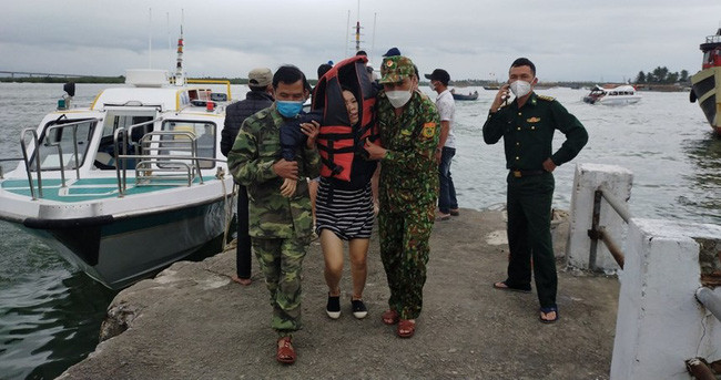 Thủ tướng Phạm Minh Chính đã yêu cầu Công an tỉnh Quảng Nam khẩn trương xác minh nguyên nhân vụ chìm ca nô trên biển Cửa Đại. Lãnh đạo Ủy ban An toàn giao thông quốc gia trực tiếp đến hiện trường phối hợp với địa phương khắc phục hậu quả; phân tích nguyên nhân các vụ giao thông đặc biệt thời gian qua, làm rõ trách nhiệm của các cơ quan, đề xuất giải pháp xử lý.