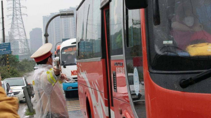 Để chủ động đảm bảo giao thông được thông suốt an toàn, Đội CSGT số 12 đã phối hợp với Phòng CSGT Công an tỉnh Hòa Bình chốt trực đầu đoạn đường về Thủ đô, nếu xảy ra ùn tắc sẽ phân luồng từ xa để người dân sớm có lộ trình thích hợp.